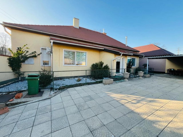 Eladó családi ház, Komáromban 89.9 M Ft, 4 szobás