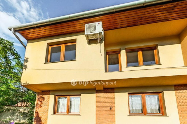 Eladó családi ház, Dunavecsén 130 M Ft, 7 szobás