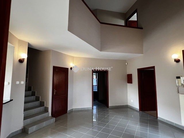 Eladó családi ház, Dunaújvárosban 119.9 M Ft, 7 szobás