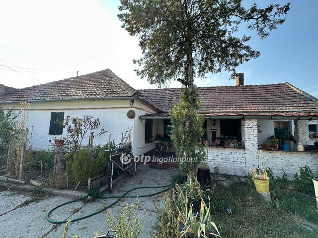 Eladó családi ház, Homokmégyen 8.9 M Ft, 2+3 szobás