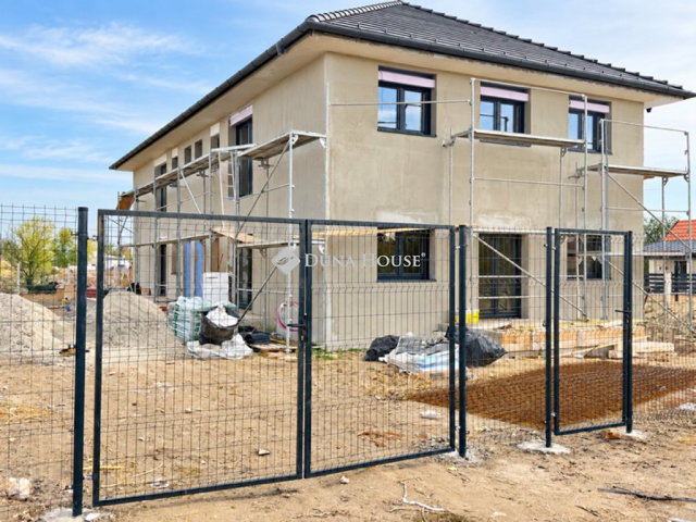 Eladó téglalakás, Cegléden 65 M Ft, 4 szobás