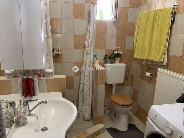 Eladó családi ház, Vecsésen 176.9 M Ft, 4 szobás