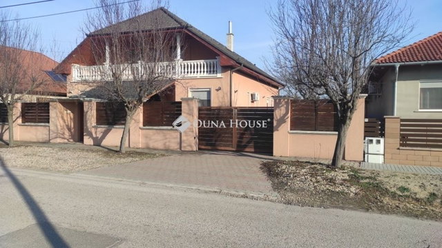Eladó családi ház, Cegléden 124 M Ft, 7 szobás
