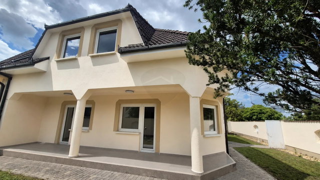 Eladó családi ház, Baján 220 M Ft, 5 szobás