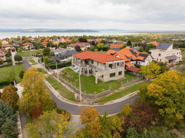 Eladó családi ház, Balatonföldváron 350 M Ft, 7 szobás