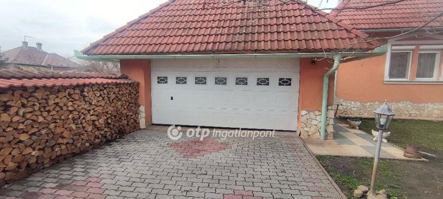 Eladó családi ház, Szolnokon 184.99 M Ft, 5 szobás