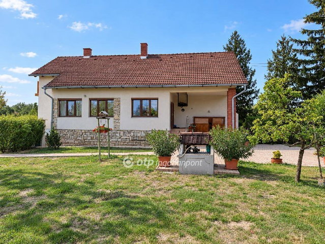 Eladó családi ház, Veszprémben 96 M Ft, 3 szobás