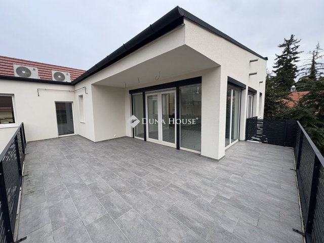 Eladó téglalakás, Pápán, Korona utcában 89.5 M Ft, 4 szobás