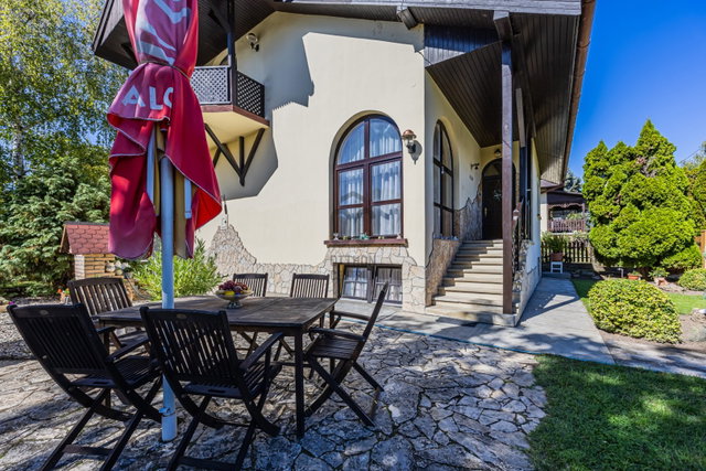 Eladó családi ház, Siófokon 245.9 M Ft, 10 szobás