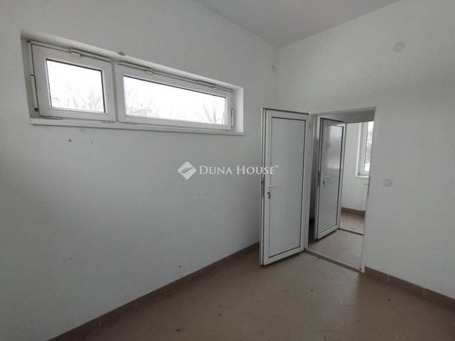 Eladó ipari ingatlan, Újszentivánon 53.5 M Ft