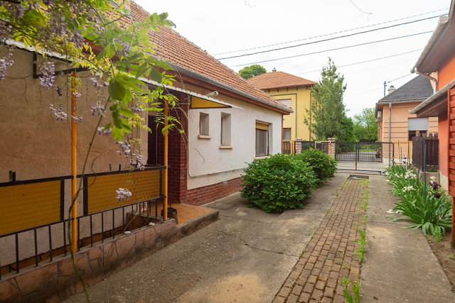 Eladó családi ház, Pécelen 89.9 M Ft, 4 szobás
