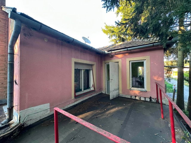 Eladó családi ház, Komlón, Rozmaring utcában 26.9 M Ft