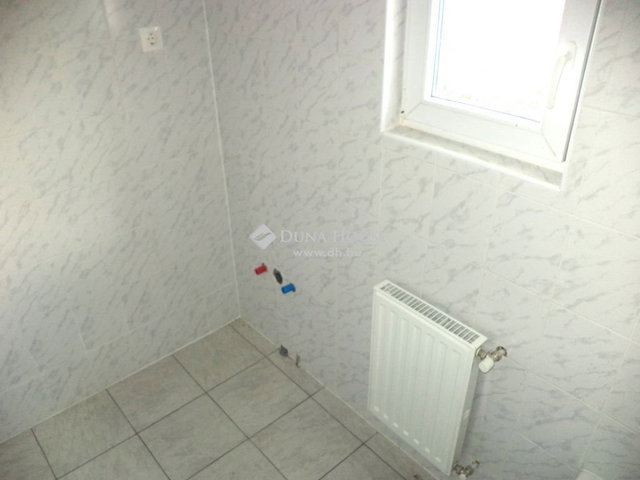 Eladó családi ház, Kápolnásnyéken 59.9 M Ft, 1+1 szobás