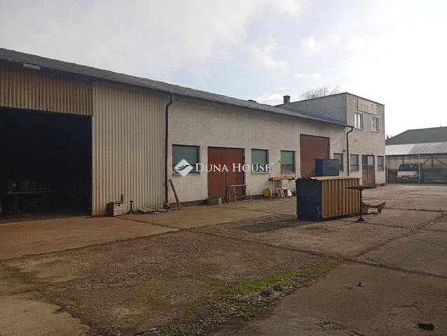 Eladó ipari ingatlan, Tatabányán, Füzes utcában 160 M Ft