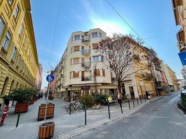 Eladó téglalakás, Budapesten, VI. kerületben 89.9 M Ft, 4 szobás
