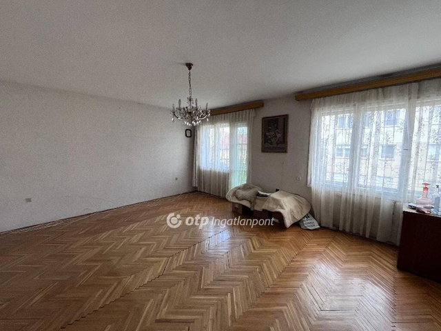 Eladó téglalakás, Szegeden 90 M Ft, 3 szobás