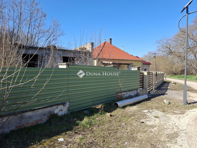 Eladó családi ház, Bicskén 30 M Ft, 3 szobás