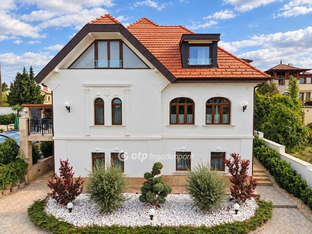 Eladó családi ház, Balatonfüreden 949 M Ft, 6 szobás