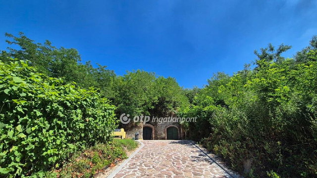 Eladó ipari ingatlan, Szomolyán 174.9 M Ft / költözzbe.hu