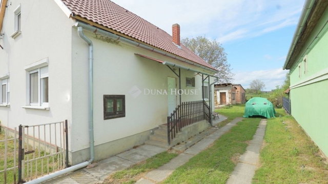 Eladó családi ház, Hahóton 45 M Ft, 4+1 szobás