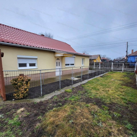 Eladó családi ház, Jászapátiban 19.5 M Ft, 2 szobás