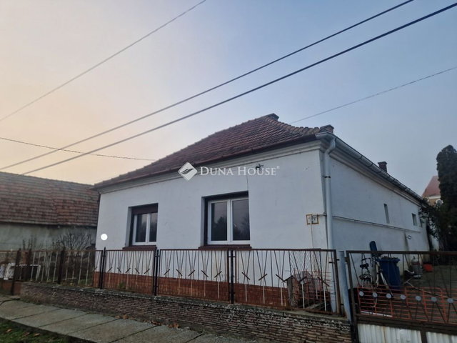 Eladó családi ház, Lánycsókon 30 M Ft, 3 szobás