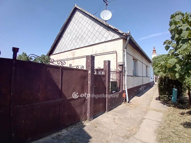 Eladó családi ház, Esztáron 19.9 M Ft, 3+1 szobás