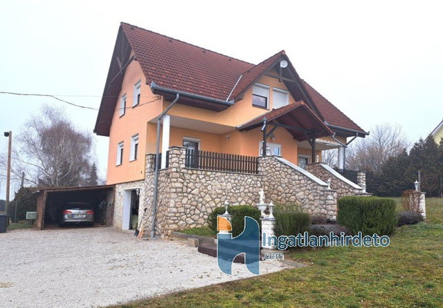 Eladó családi ház, Rezin 109.5 M Ft, 5 szobás