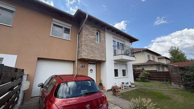 Eladó ikerház, Gödön 137.9 M Ft, 5 szobás