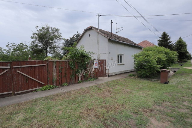 Eladó családi ház, Sándorfalván, Akácfa utcában 25.9 M Ft