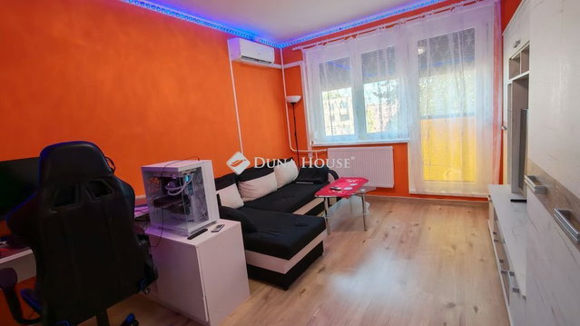 Eladó panellakás, Tatabányán 39.9 M Ft, 2 szobás