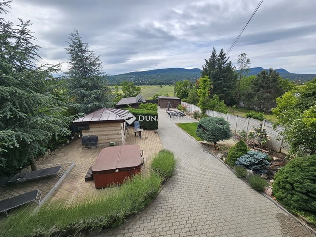 Eladó családi ház, Pócsmegyeren 259 M Ft, 6 szobás