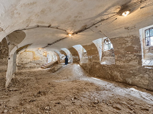 Eladó ipari ingatlan, Budapesten, VII. kerületben 30 M Ft
