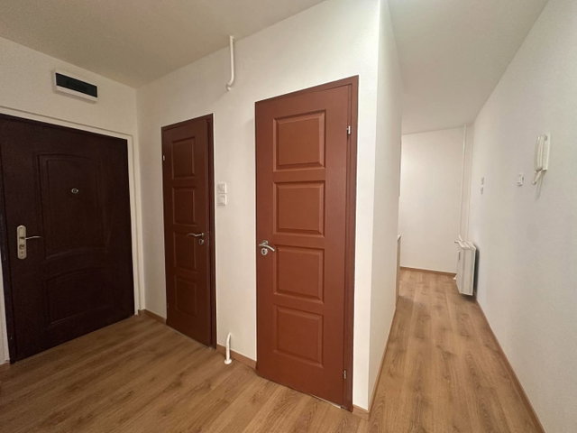 Eladó panellakás, Komlón 32.9 M Ft, 2+1 szobás