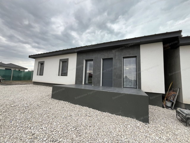Eladó családi ház, Balatonszabadiban 89.999 M Ft, 4 szobás