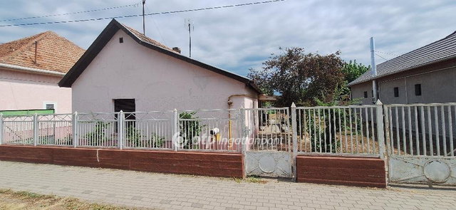 Eladó családi ház, Páhin 9.9 M Ft, 1 szobás