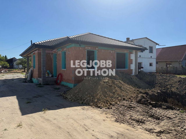 Eladó családi ház, Cegléden 77 M Ft, 3 szobás