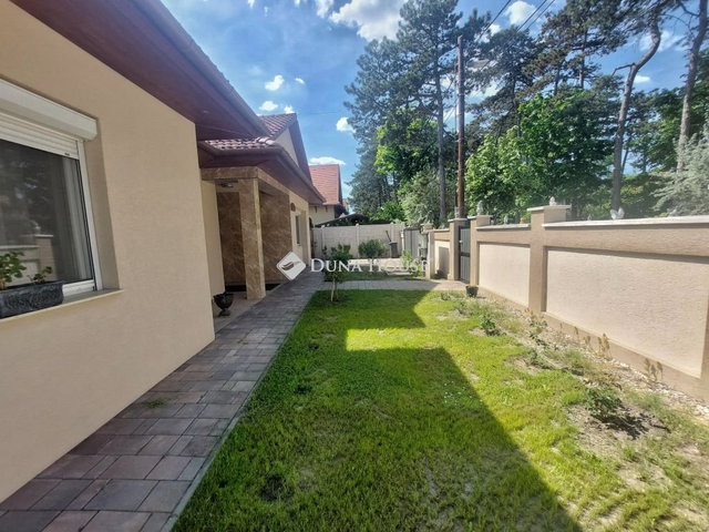Eladó családi ház, Dunakeszin, Fóti úton 250 M Ft, 4 szobás