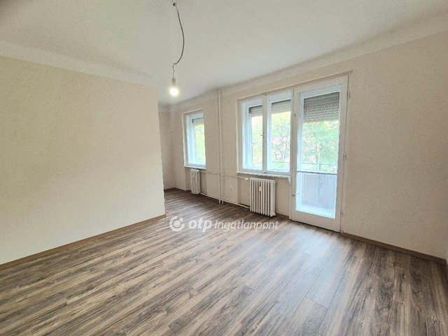 Eladó téglalakás, Dunaújvárosban 34 M Ft, 1+1 szobás