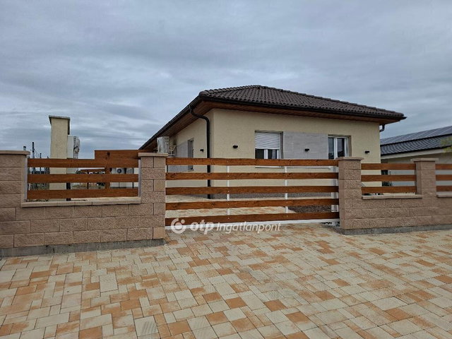 Eladó családi ház, Kulcson 85 M Ft, 4 szobás
