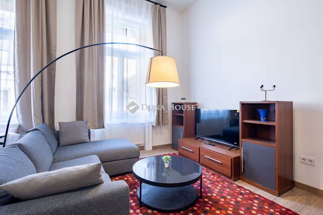 Eladó téglalakás, Budapesten, VI. kerületben, Csengery utcában