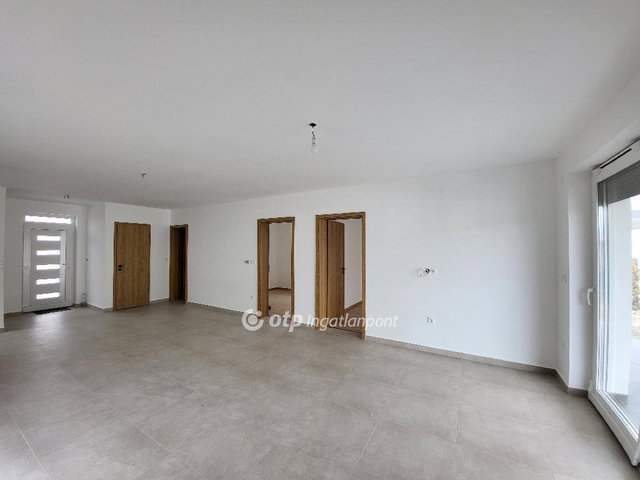 Eladó téglalakás, Siófokon 99.99 M Ft, 3 szobás