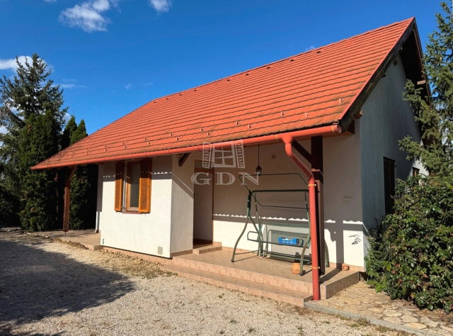 Eladó családi ház, Kőszárhegyen 63 M Ft, 3 szobás