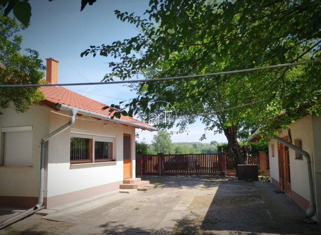 Eladó családi ház, Ópusztaszeren 109.9 M Ft, 5 szobás