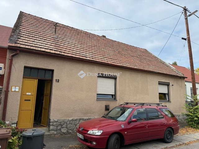 Eladó családi ház, Pécsett 50.5 M Ft, 2 szobás
