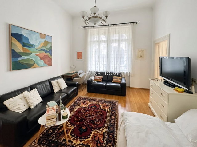 Eladó téglalakás, Budapesten, VI. kerületben, Nagymező utcában