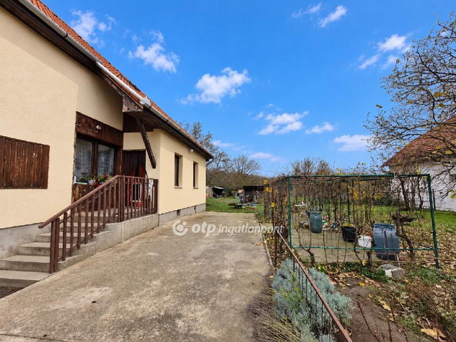 Eladó családi ház, Ercsiben 89.9 M Ft, 6 szobás