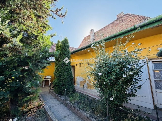 Eladó családi ház, Esztergomban 48 M Ft, 4 szobás