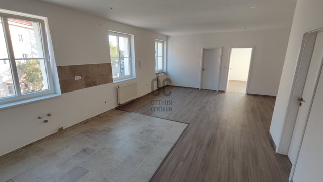 Eladó téglalakás, Várpalotán 75 M Ft, 3 szobás