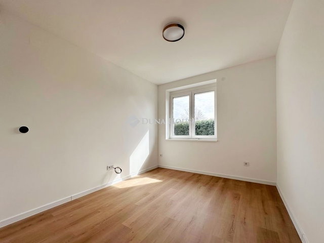 Eladó családi ház, Pécsett 235 M Ft, 5 szobás